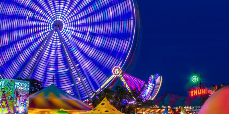 an-amusement-park-at-night-2884693